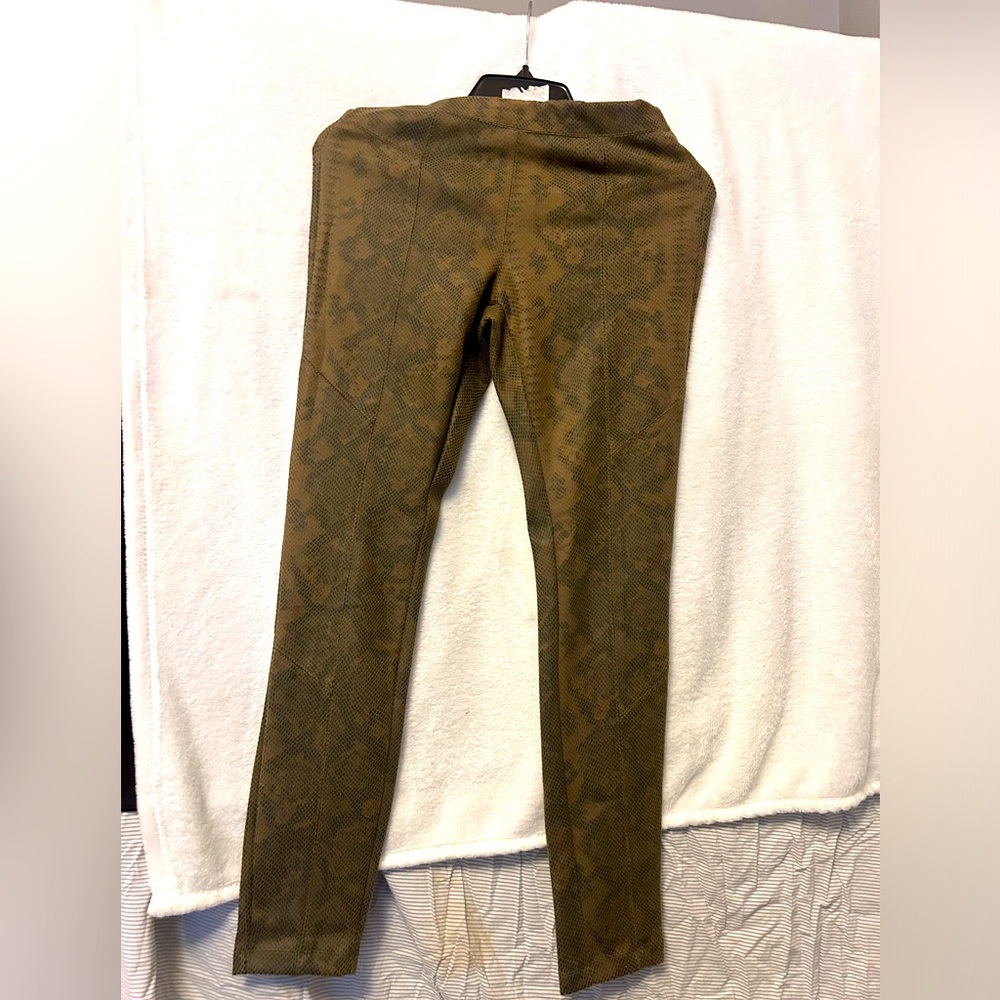 Green pants feel like suede on the inside I don’t really know